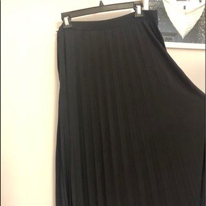 Pleated, black skirt
